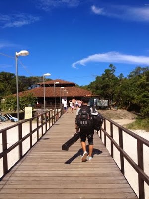 Bagagens pequenas e leves facilitam o trajeto até a Ilha do Mel