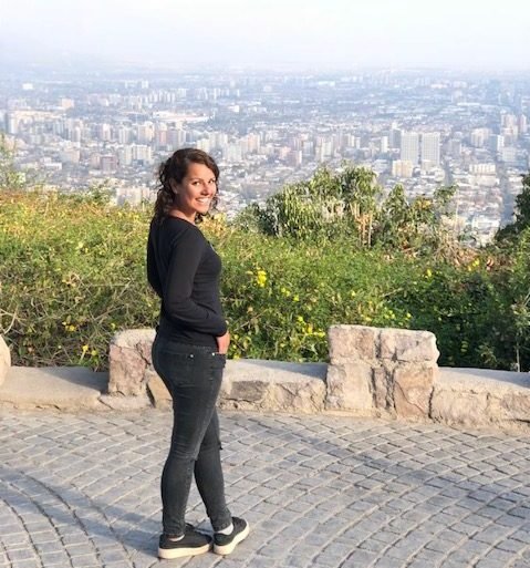 mulher em um mirante da cidade de Santiago do Chile