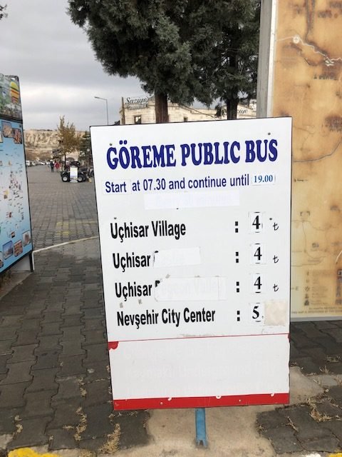 placa com informações sobre o transporte público de goreme