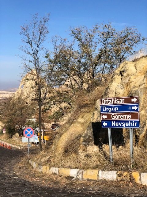 placas com cidades da Turquia