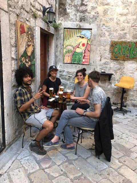 grupo de pessoas em um bar
