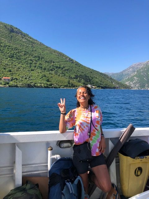 mulher em um passeio de barco