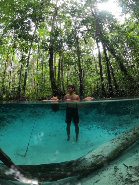 Homem dentro de uma lagoa azul