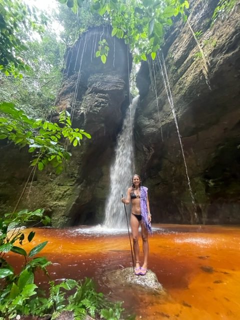 Mulher em uma cachoeira em Presidente Figueiredo, Amazonas