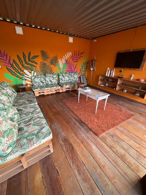 Ambiente com televisão, sofás e uma mesa de centro