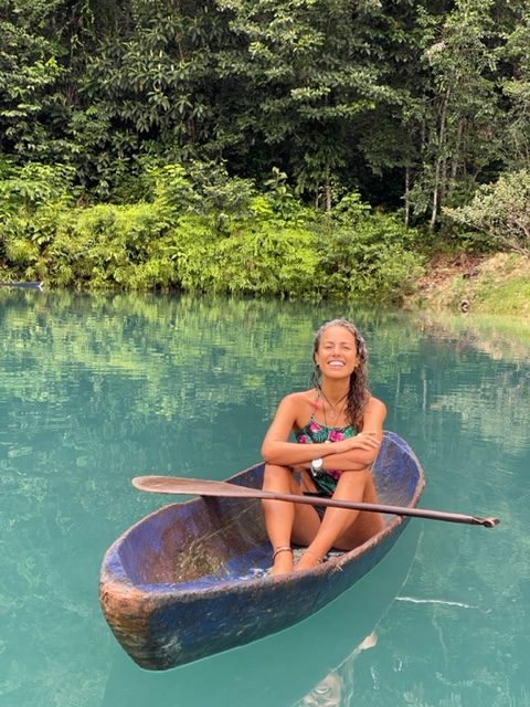 Mulher em um barquinho em uma lagoa no Amazonas
