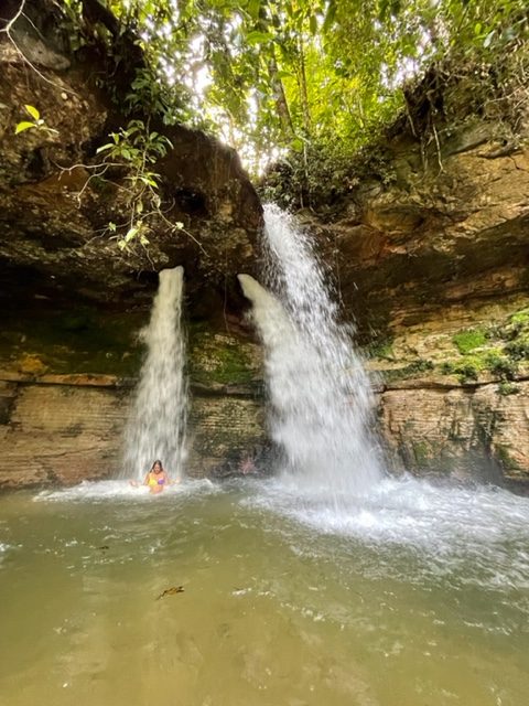 Cachoeira com águas esverdeadas