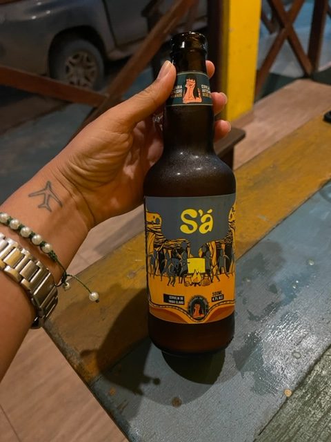 Mão segurando uma cerveja