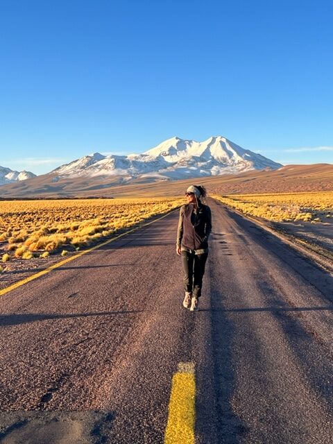 mulher no meio de uma estrada no Atacama