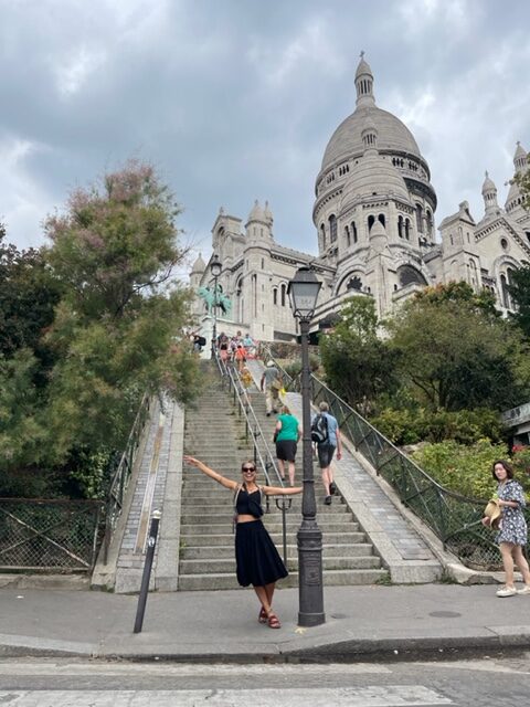 mulher fazendo turismo em Paris