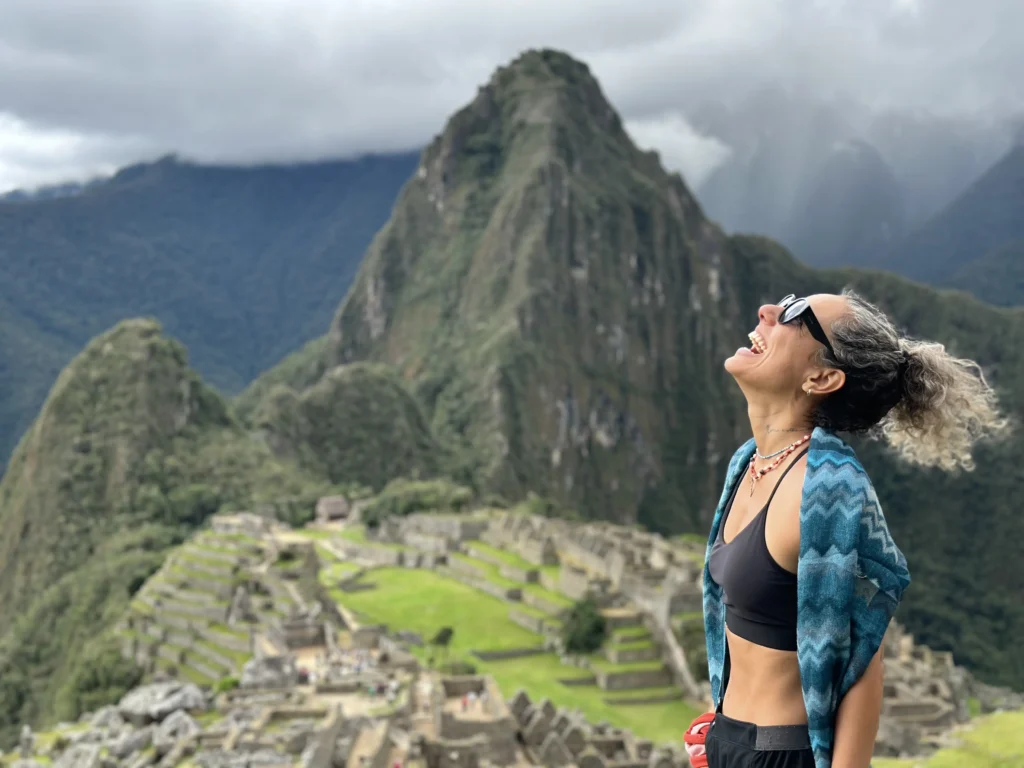 Mulher no sítio arqueológico de Machu Picchu