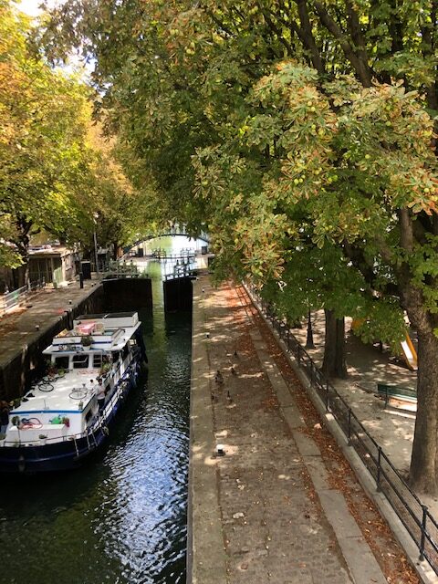 barco passando em um canal em Paris