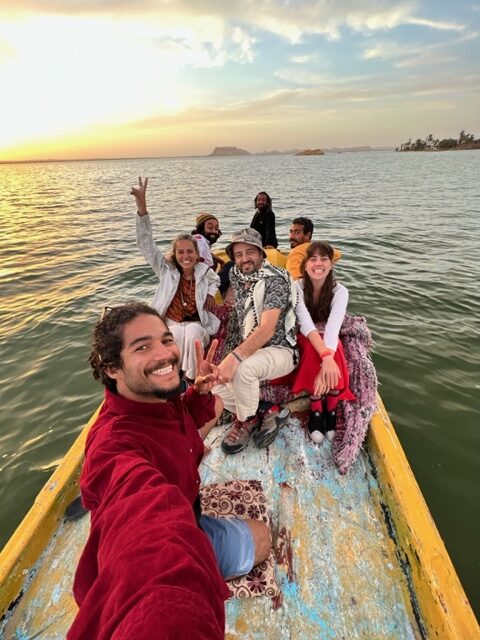 Grupo de pessoas em um barco no Rio de Siwa