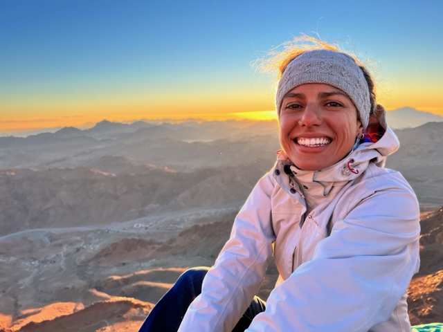 Mulher com vista do alto do Monte Sinai, no Egito