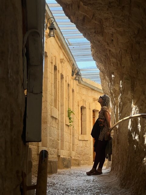 Mulher no Monte das Tentações em Jericó, Palestina