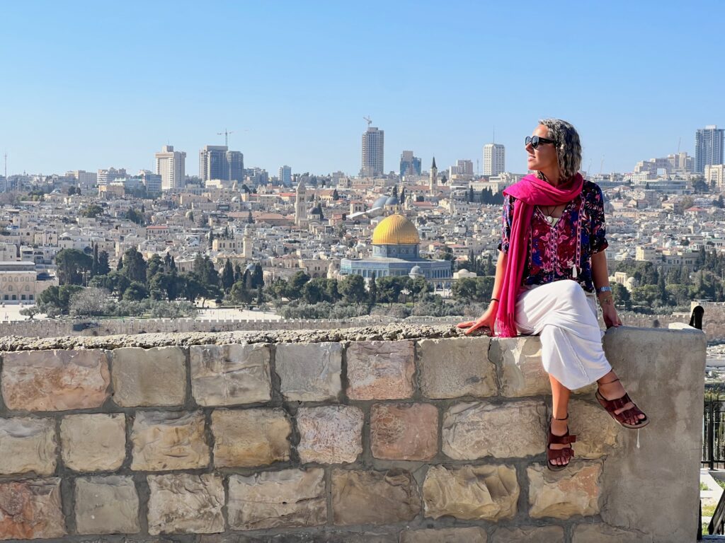 Mulher em panorama da cidade de Jerusalém, Israel