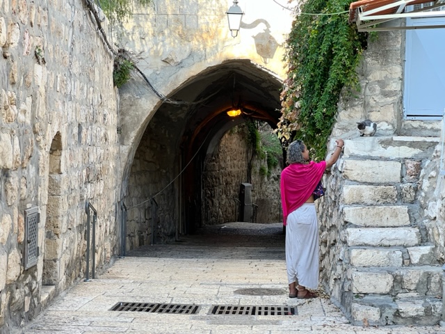 Mulher nas ruas da Old Town, em Jerusalém