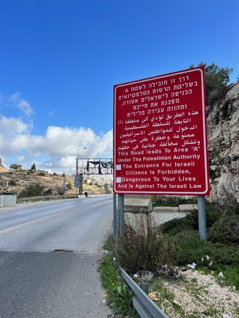 Placa que proíbe o acesso de israelenses em território palestino (Belém)