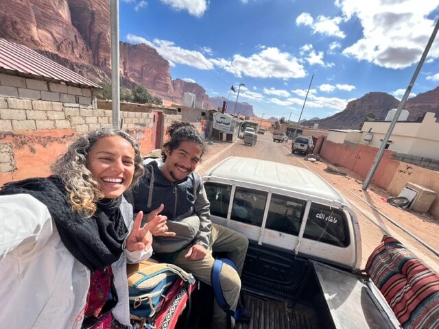 Homem e mulher em cima de camionete em Wadi Rum Village