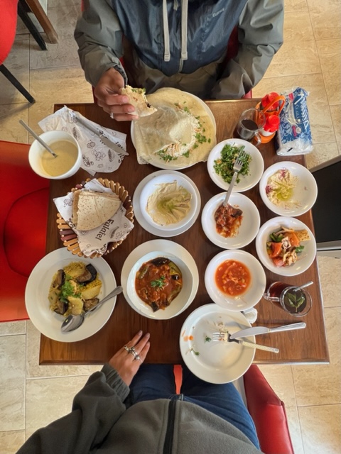 Pratos de comidas típicas da Jordânia