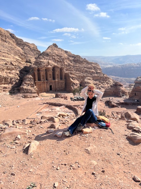 Mulher na frente do Monastério em Petra
