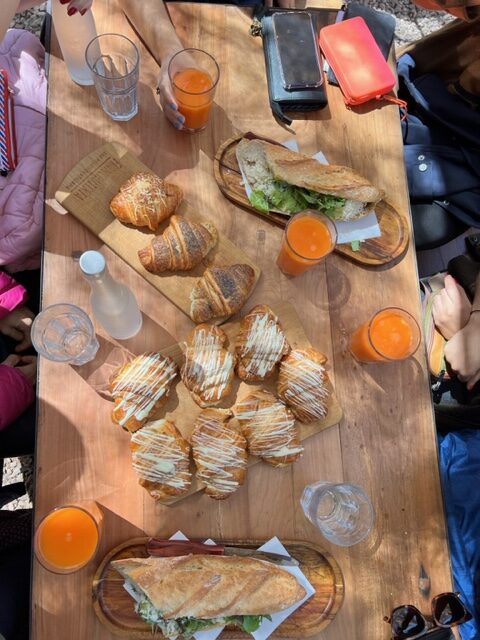 Mesa com comidas no Atacama.