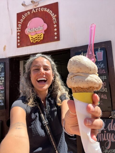 Mulher na sorveteria Babalu em San Pedro de Atacama