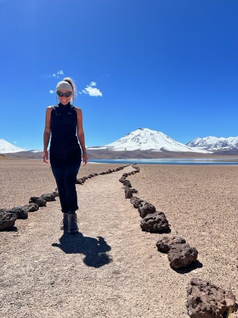 Mulher na frente de montanha no Atacama