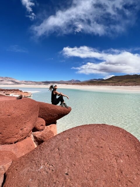 Mulher em Piedras Rojas e Lagunas Altiplanicas, deserto do Atacama