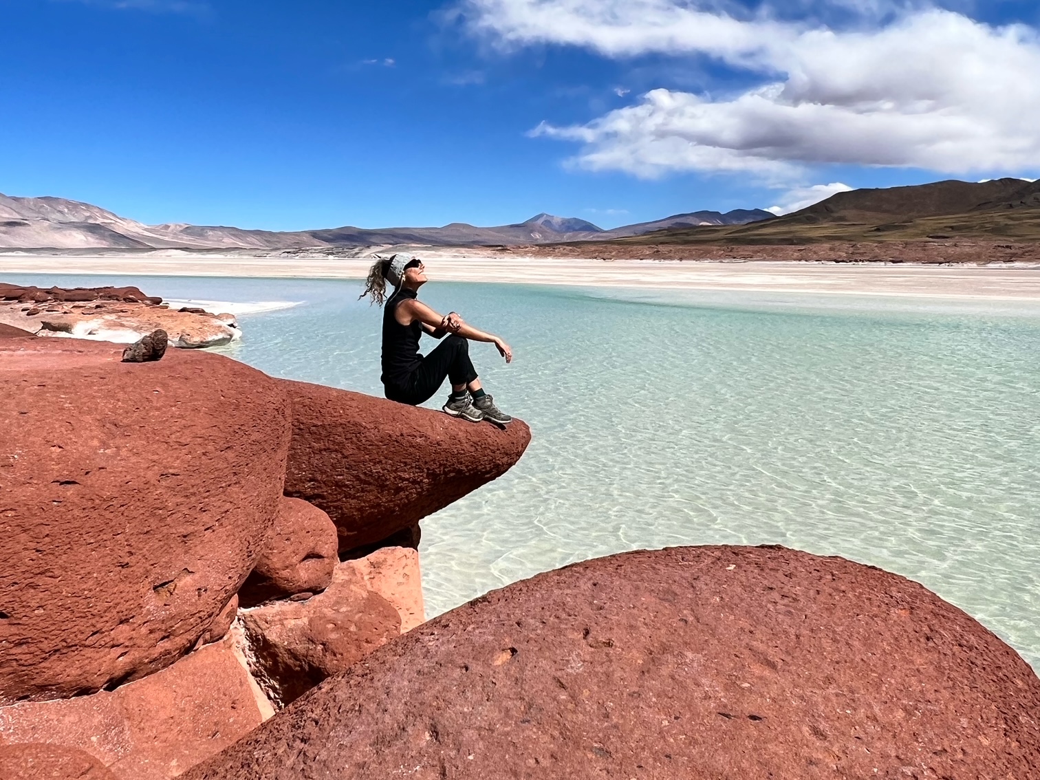 mulher em uma laguna no deserto do Atacama