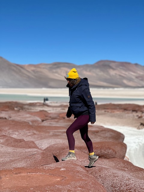 Mulher em paisagem desértica no Chile.