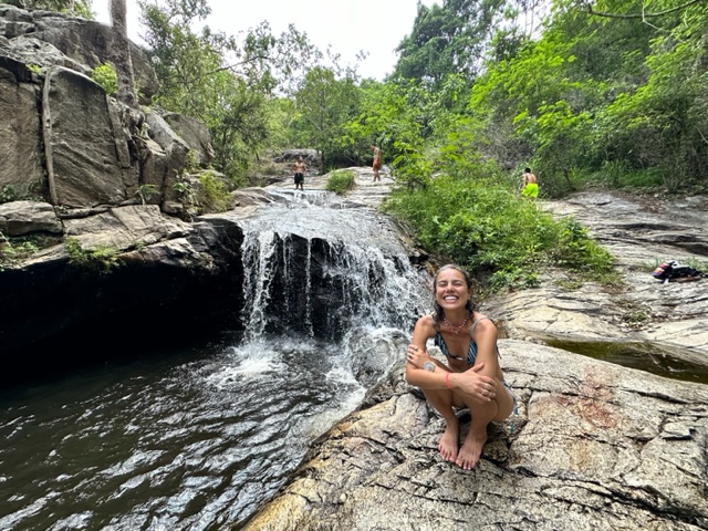 Mulher em uma cachoeira na Tailândia