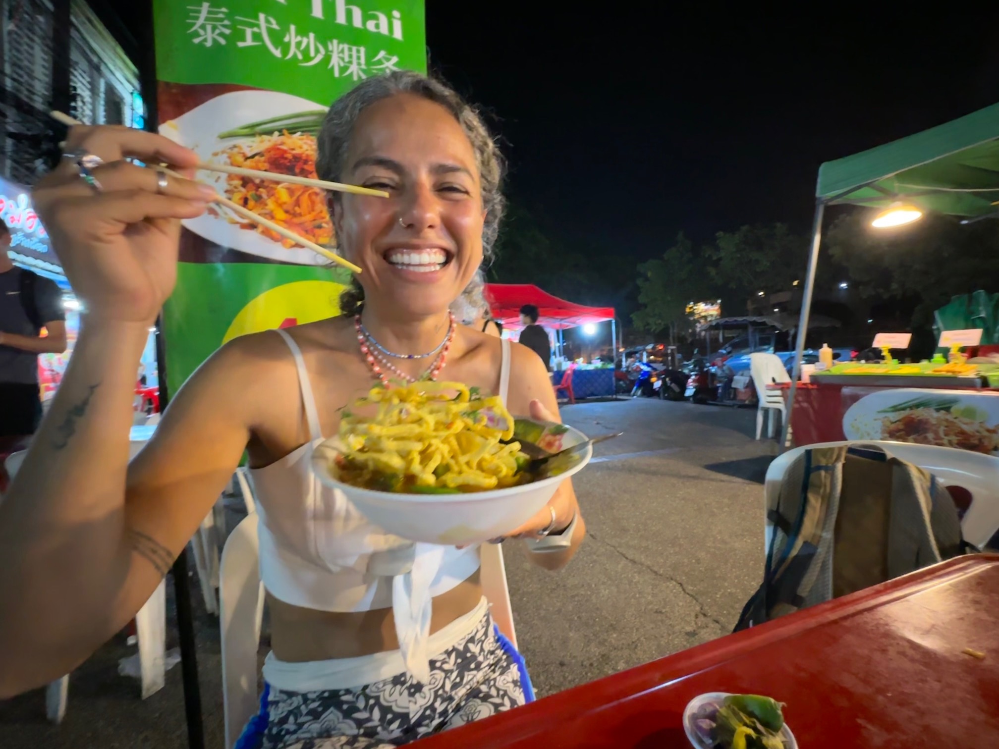 Mulher com prato de comida típico em Chiang Mai, Tailândia