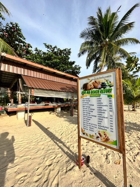 Placa de estabalecimento de massagem tailandesa à beira mar.