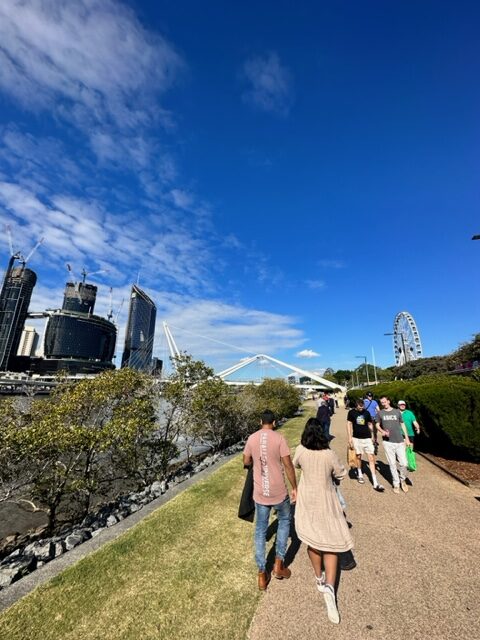 Pessoas caminhando em uma cidade australiana