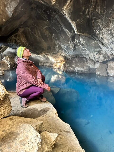 Mulher na Grjótagjá Cave, Islândia