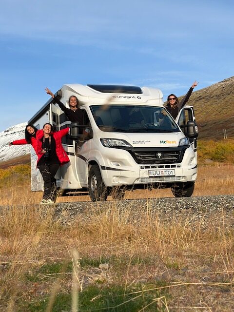 mulheres em uma viagem de motorhome pela Islândia