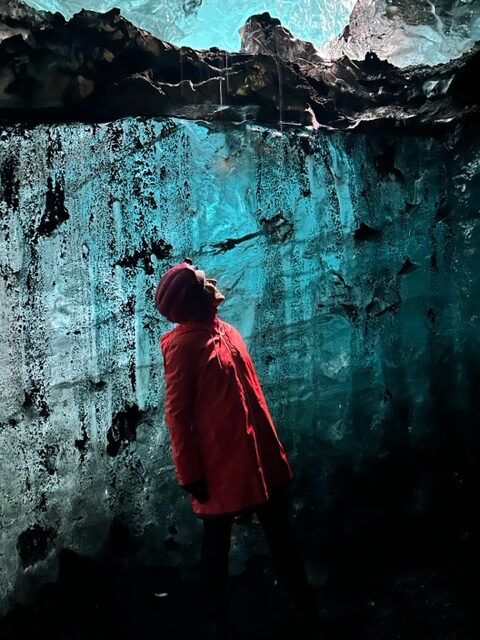 mulher em uma Ice Cave na Islândia