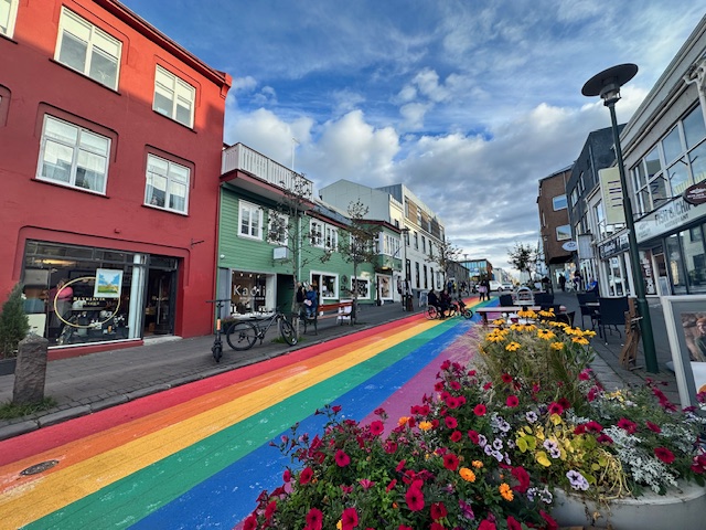 O que fazer em Reykjavik: conhecer a Rainbow Street