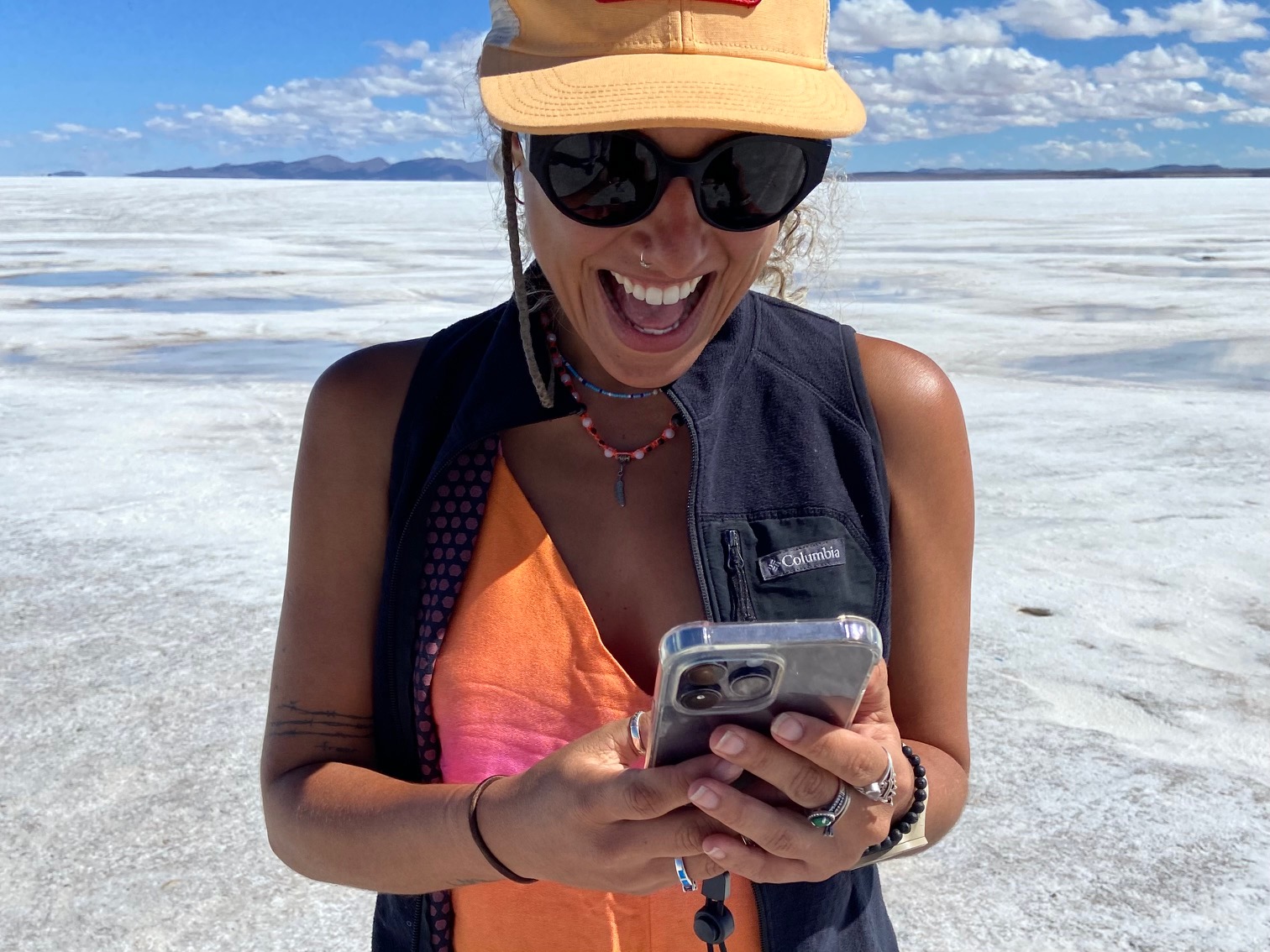 mulher usando a internet no Deserto do Atacama e no Salar de Uyuni