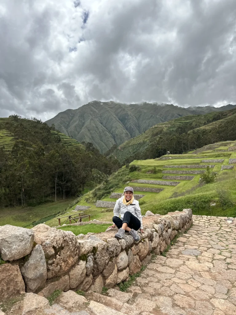 Mulher em uma trilha em Machu Picchu