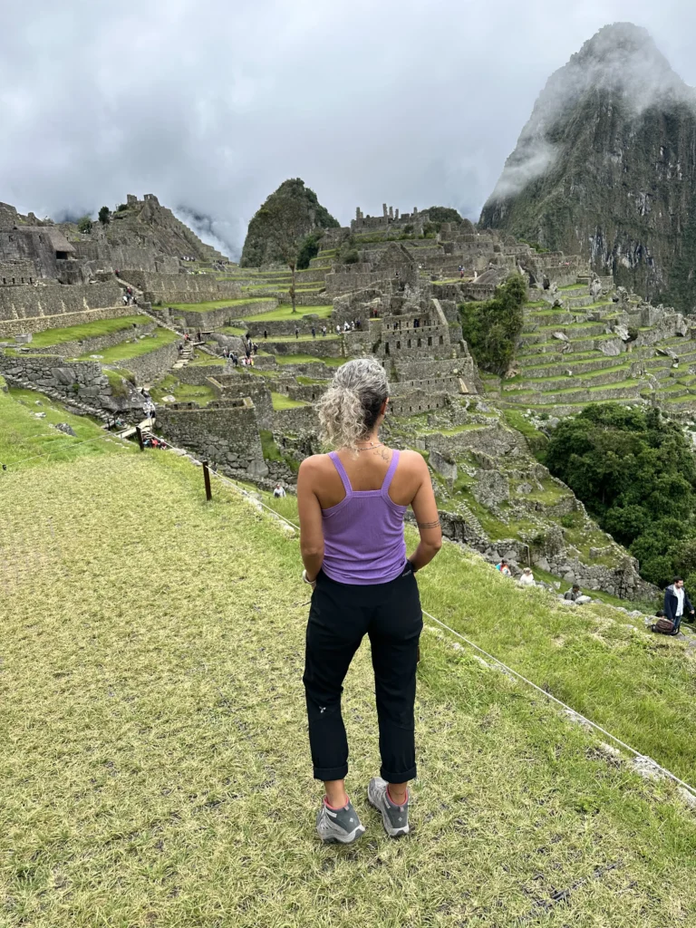 Mulher em Machu Picchu, Peru