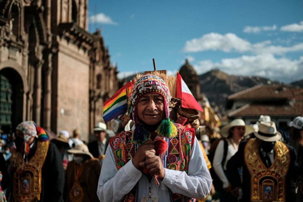 Homem em Cusco, Peru, em uma celebração popular