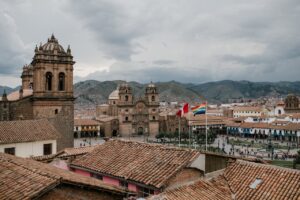 Foto de Julia Volk: https://www.pexels.com/pt-br/foto/paisagem-urbana-de-uma-igreja-medieval-e-casas-com-telhado-de-telha-velha-em-cusco-peru-5198285/