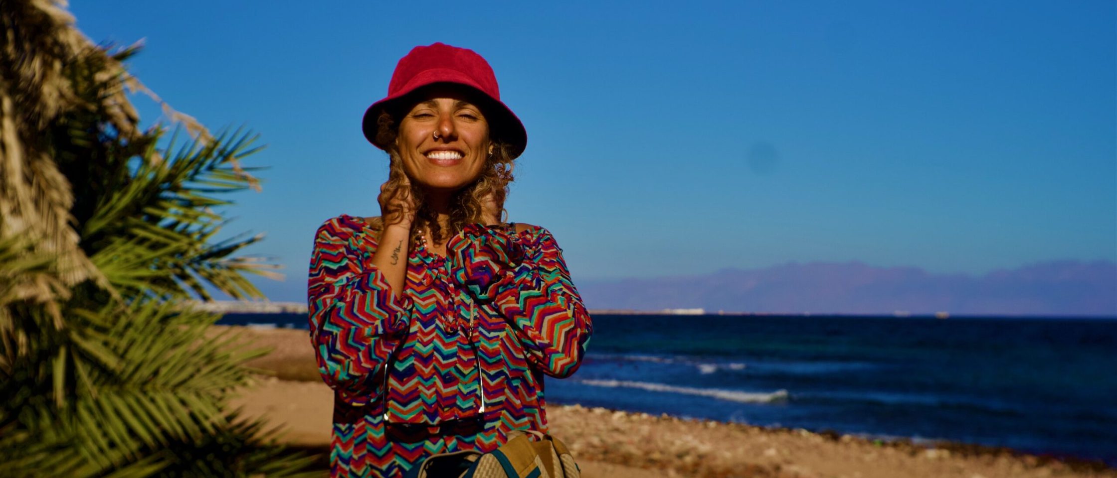 Mulher em praia de Dahab, Egito