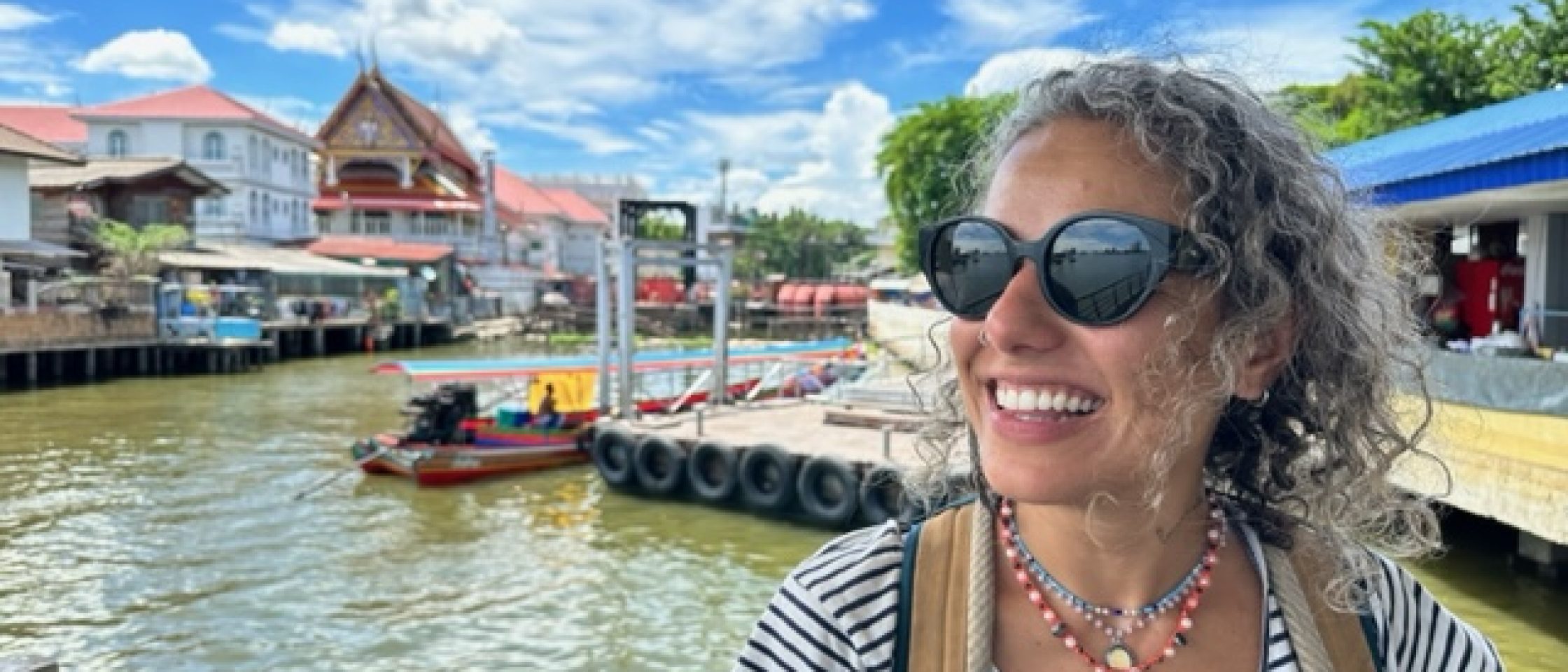 Mulher na frente de um rio em Bangkok, Tailândia