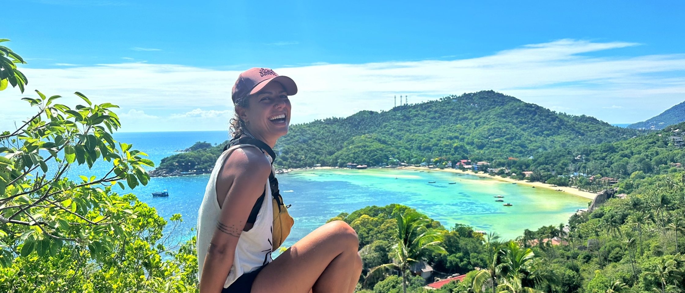 Mulher em um mirante em uma ilha tailandesa em roteiro pela Tailândia