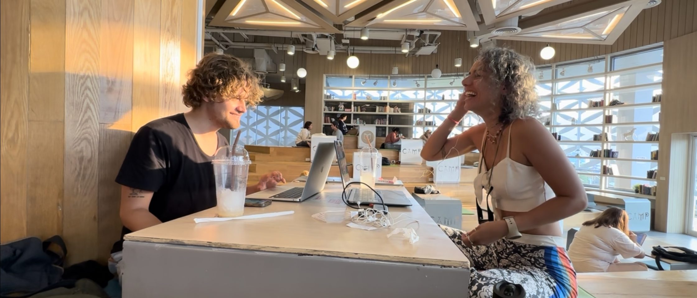 dois amigos em coworking em Chiang Mai, Tailandia