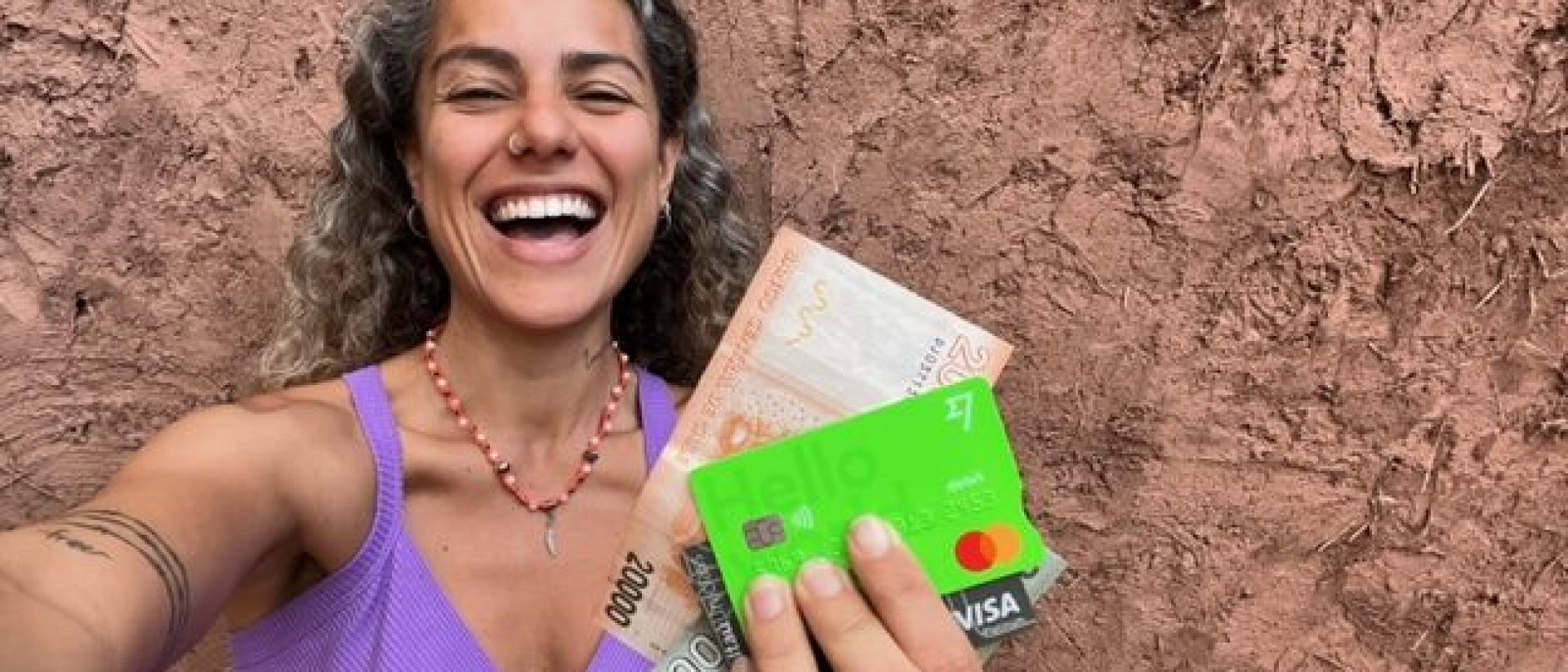 Mulher segurando dinheiro e cartão da Wise no Chile