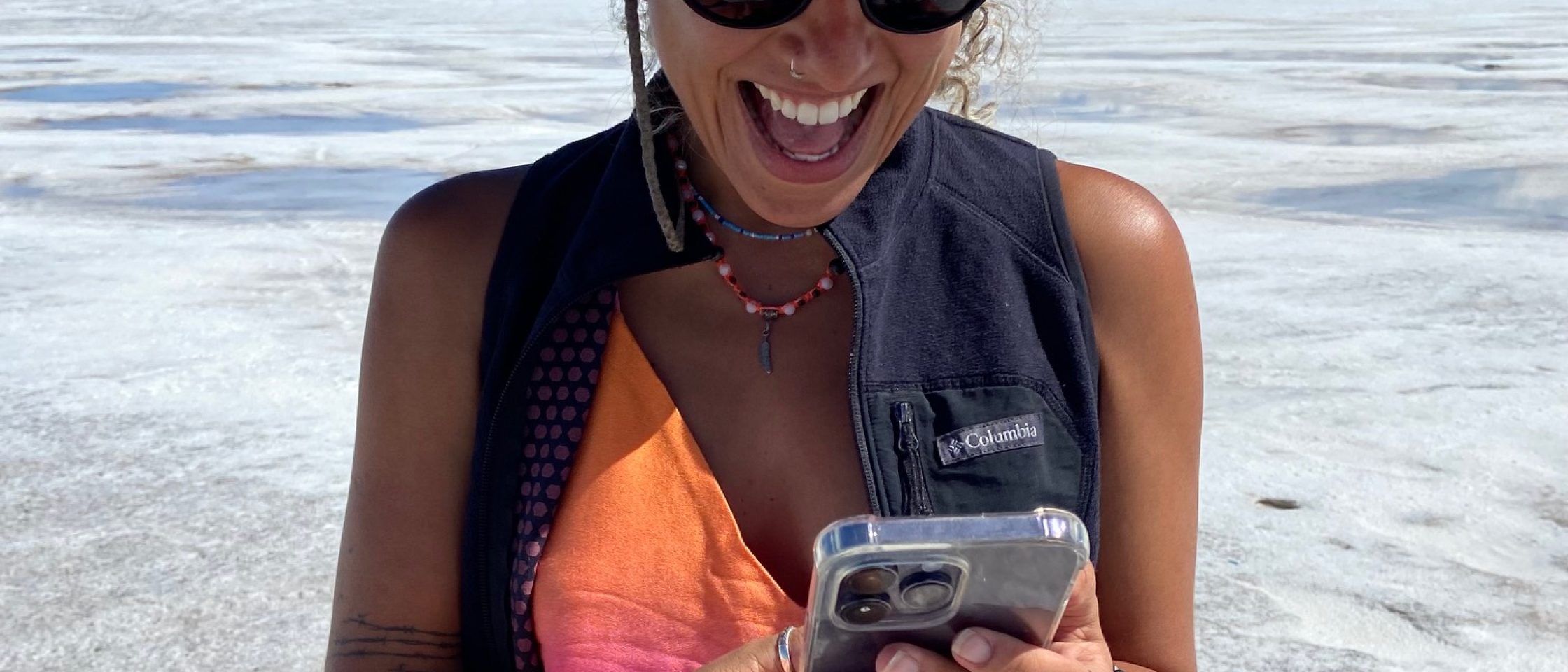mulher usando a internet no Deserto do Atacama e no Salar de Uyuni